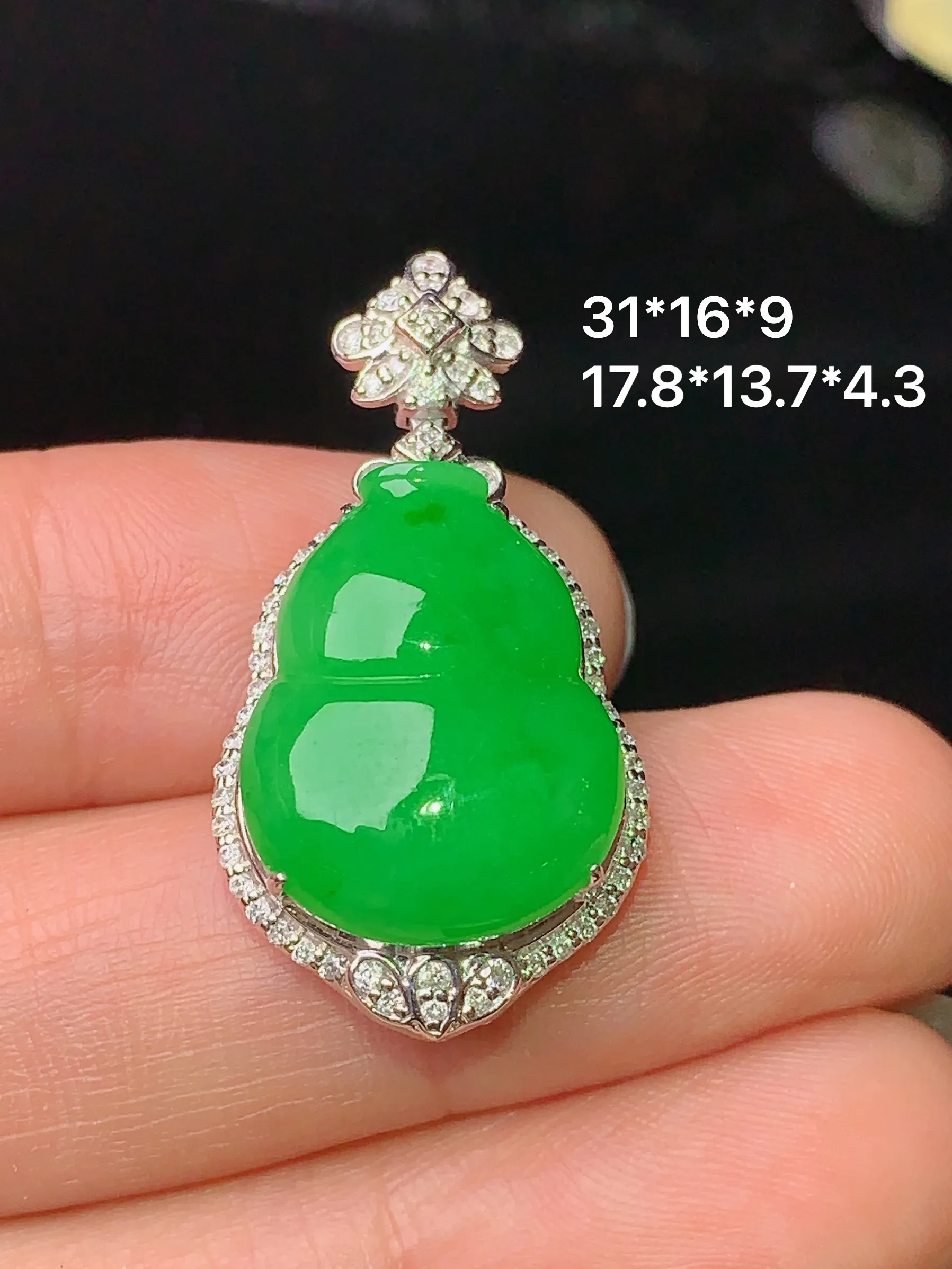 18k金钻镶嵌满绿葫芦吊坠 玉质细腻 色泽清新艳丽 整体尺寸31*16*9