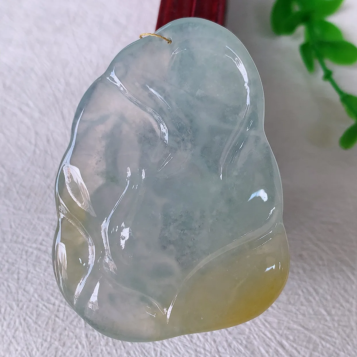 自然光实拍，冰种黄翡双彩翡翠普贤菩萨吊坠，赐福翡翠观音，种水上乘，晶莹剔透，起强玻璃光泽。翠绿迷人，观音面相端庄，佩戴时尚出众！#00.9