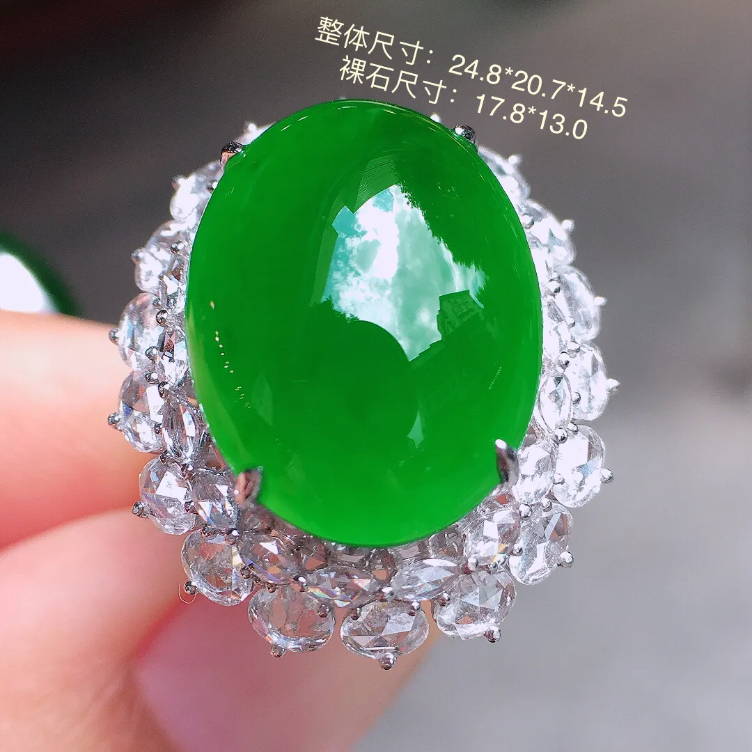 满绿蛋面戒指，色泽均匀浓郁，玉质细腻，荧光感超
强，饱满圆润，尽显优雅气质，18k
金豪华镶嵌