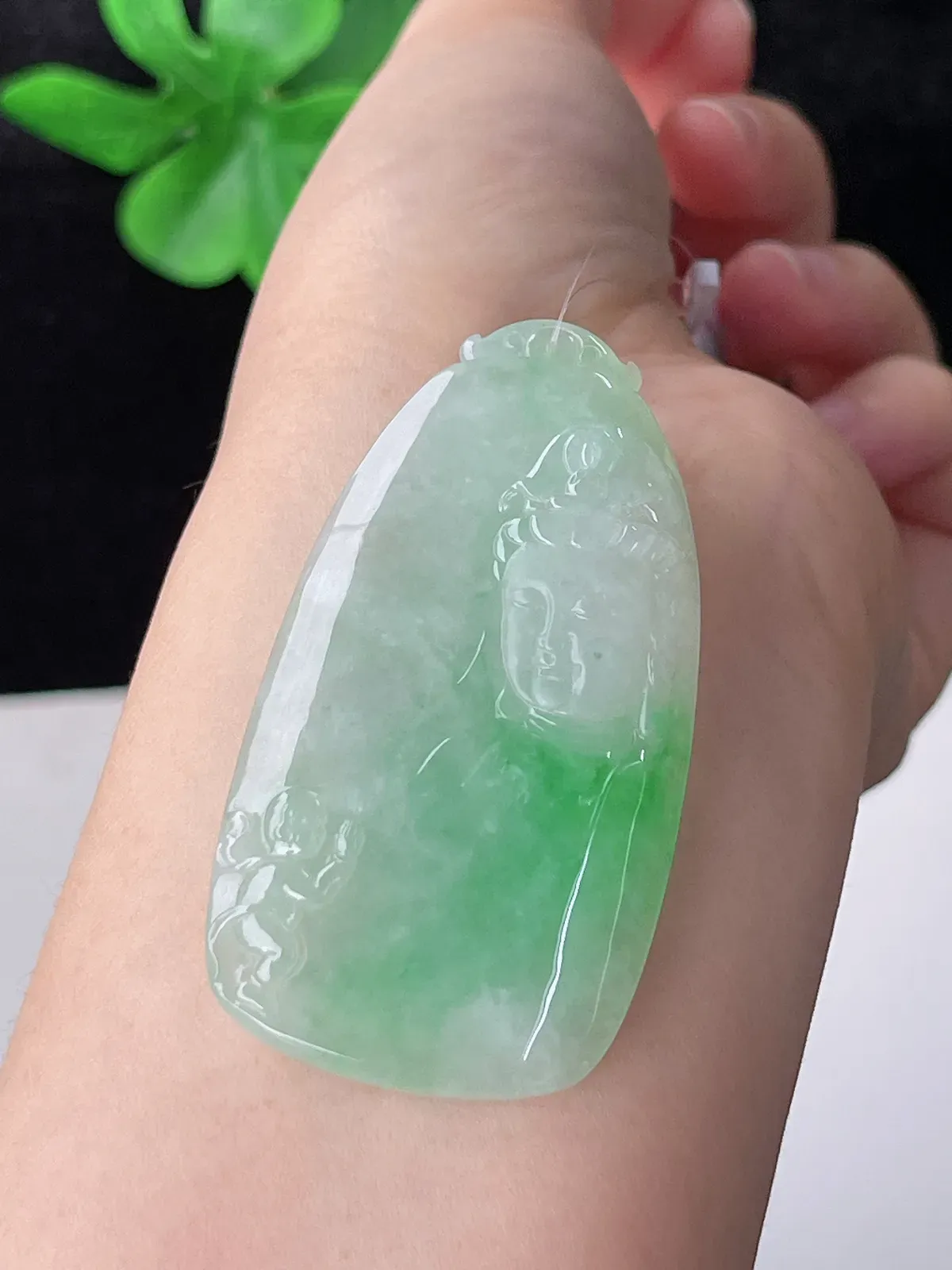翡翠冰糯种飘绿观音吊坠