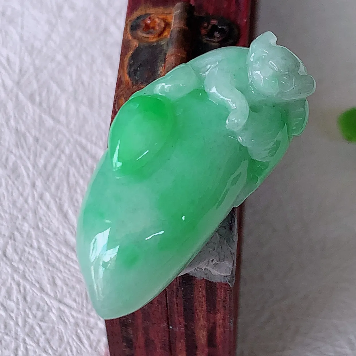 自然光实拍，冰润飘绿翡翠招财福瓜吊坠，翡翠福瓜招财瓜，冰润且起胶感，佩戴效果优雅迷人！#05.9