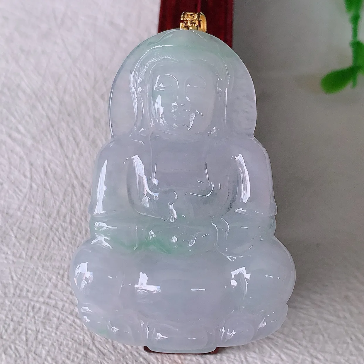 18K金镶嵌冰飘绿翡翠观音菩萨吊坠，赐福翡翠观音，观音面相端庄，品相佳，佩戴气质！#35.9整体55