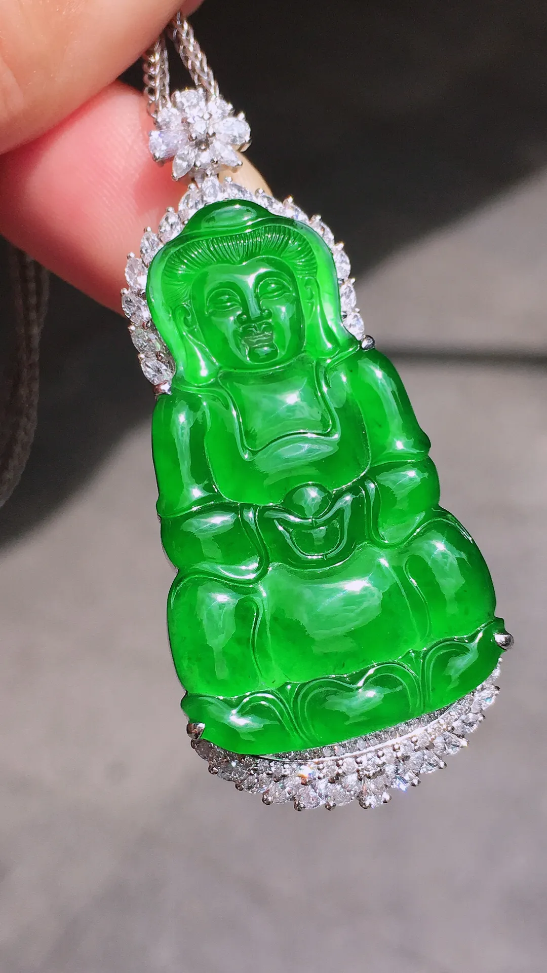 阳绿观音吊坠，色泽均匀艳丽，玉质细腻，荧光感超
强，饱满圆润，尽显优雅气质，18k
金豪华镶嵌