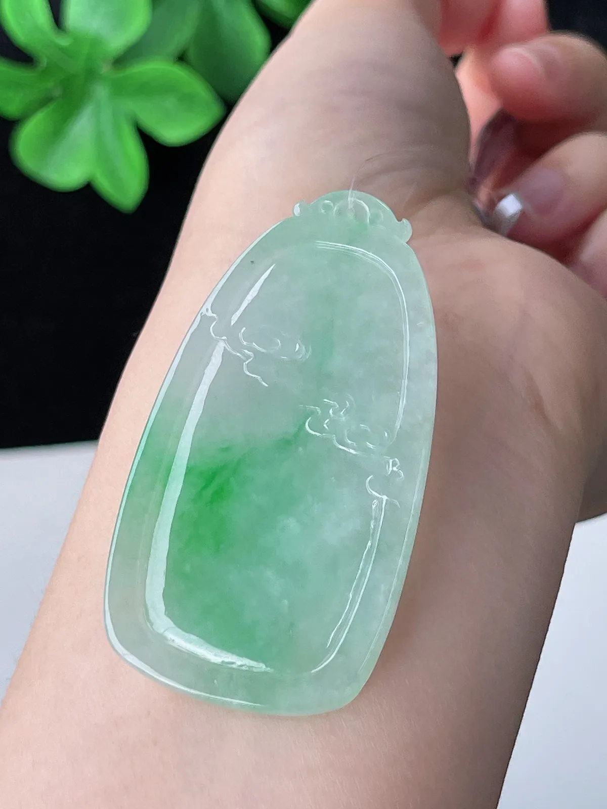 翡翠冰糯种飘绿观音吊坠