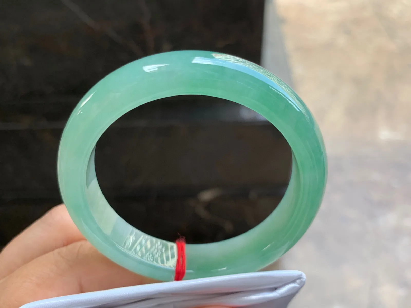 53-12-7.7mm
果绿色手镯 种好水润 翠绿清新 漂亮