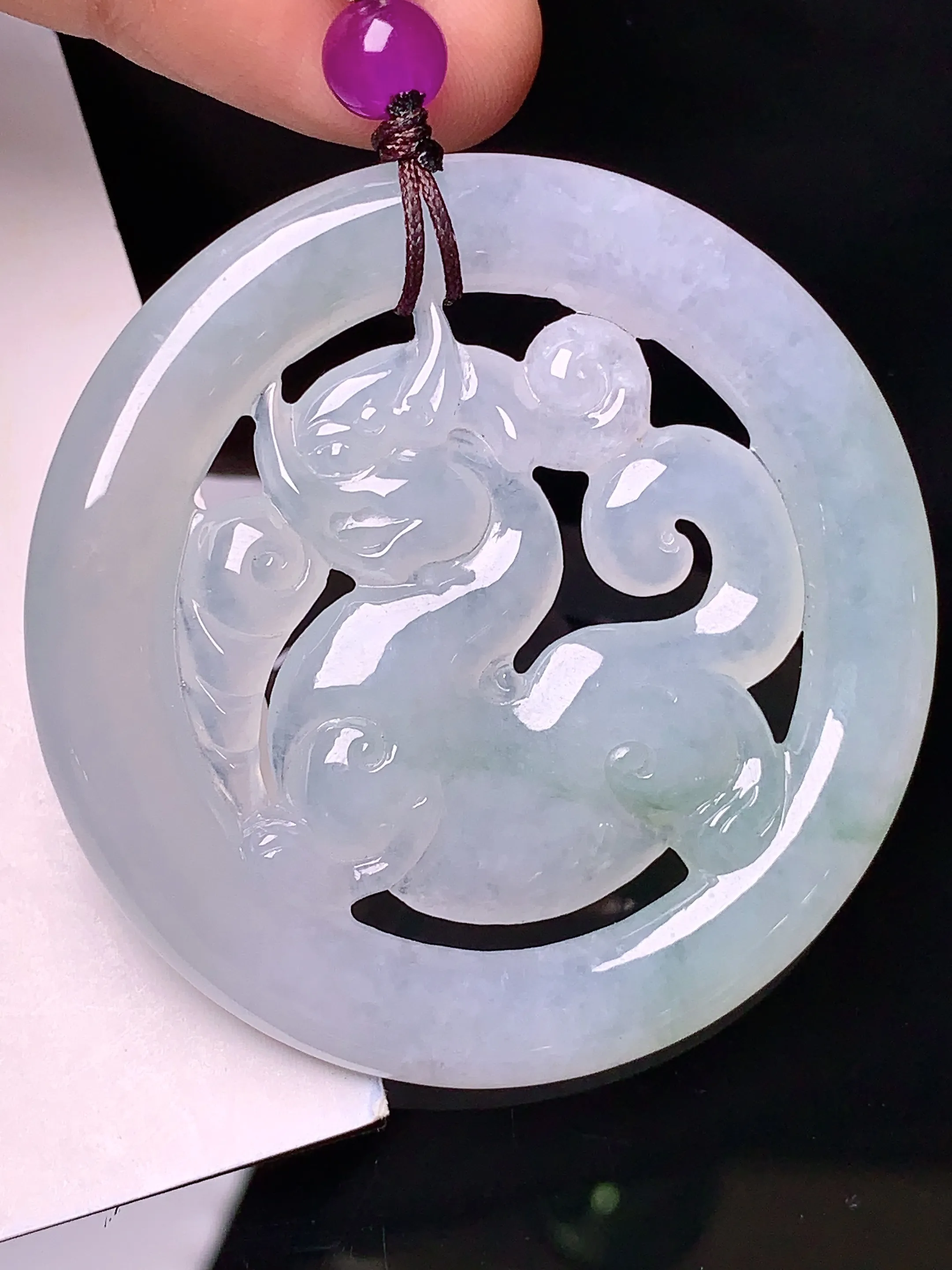 飘绿麒麟牌吊坠 玉质细腻 色泽清新艳丽 整体尺寸50.2*5.3