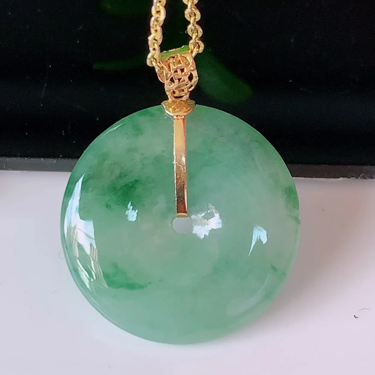 18k金镶嵌冰种飘花翡翠平安扣吊坠，款式新颖时尚，日常百搭的款。清秀高雅，佩戴优雅高贵！#46.9