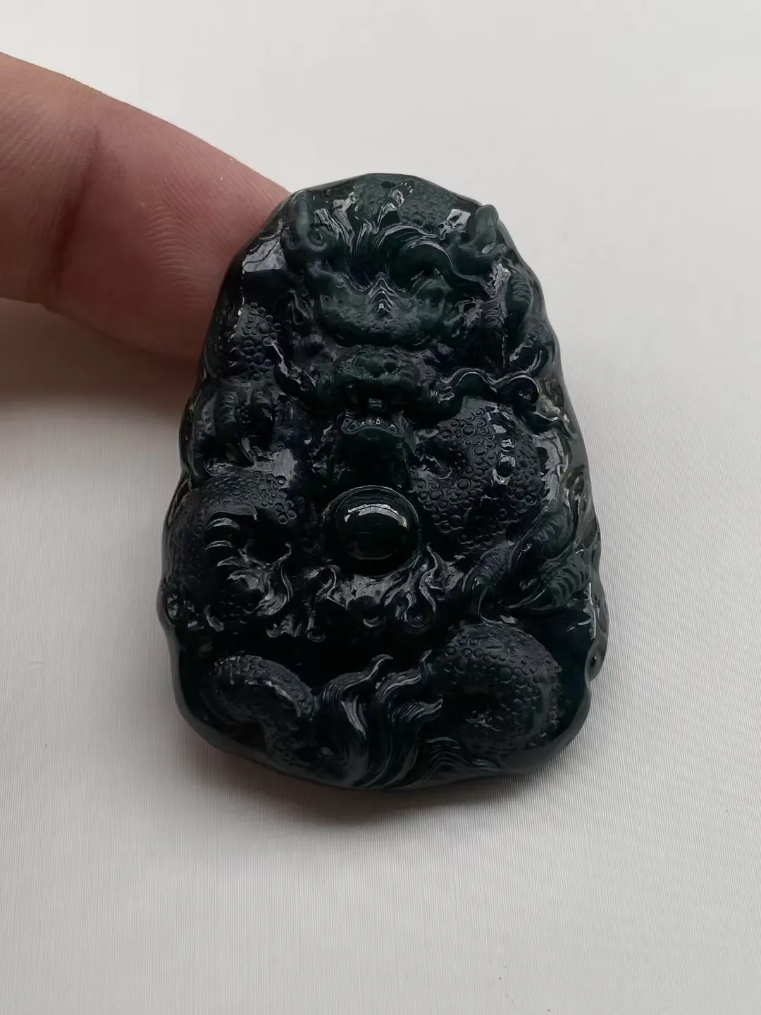墨翠【龙王献宝】细腻干净，黑度好，性价比高，雕工精湛，打灯透绿.