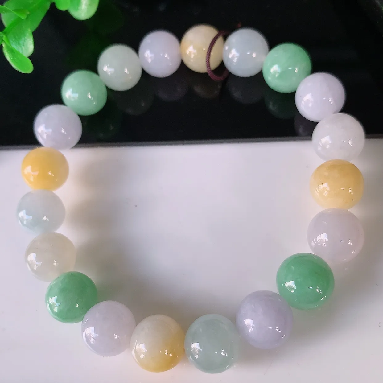 自然光实拍，冰多彩翡翠手串，糖果翡翠手链水润秀气，料子细腻，清爽，高档大气，自戴送礼佳品！#46.9取一尺寸9.6mm