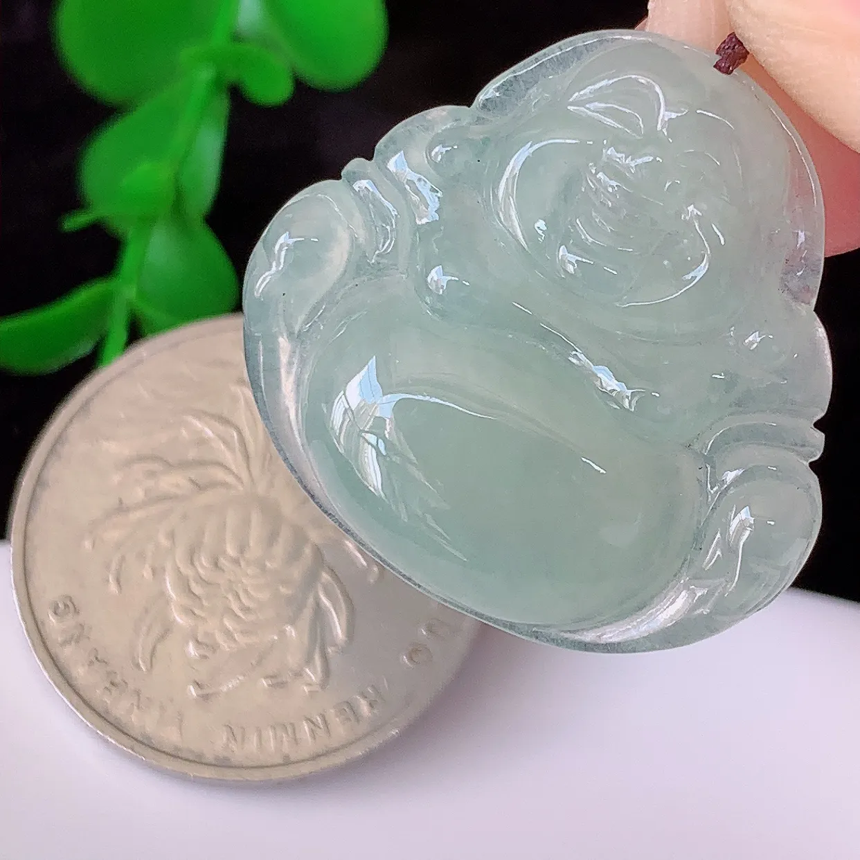 自然光实拍，冰种翡翠佛公，水灵起胶，翠色迷人，佛公在心中，一生平安，饱满圆润，开怀大笑佛公，配戴灵气十足！#57.9