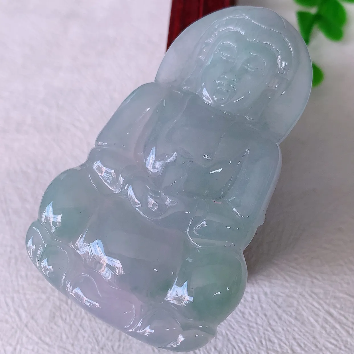 自然光实拍，大件冰飘花观音吊坠，赐福翡翠观音，翠绿迷人，观音面相端庄，佩戴时尚出众！#46.9