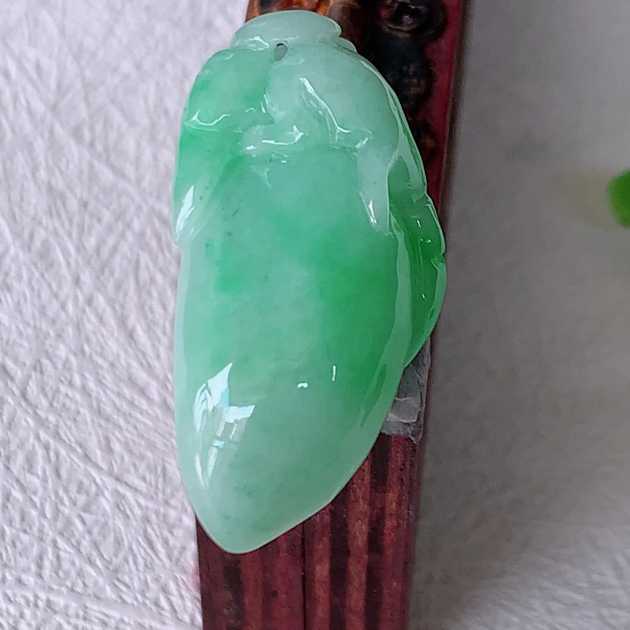 自然光实拍，冰润飘绿翡翠招财福瓜吊坠，翡翠福瓜招财瓜，冰润且起胶感，佩戴效果优雅迷人！#05.9
