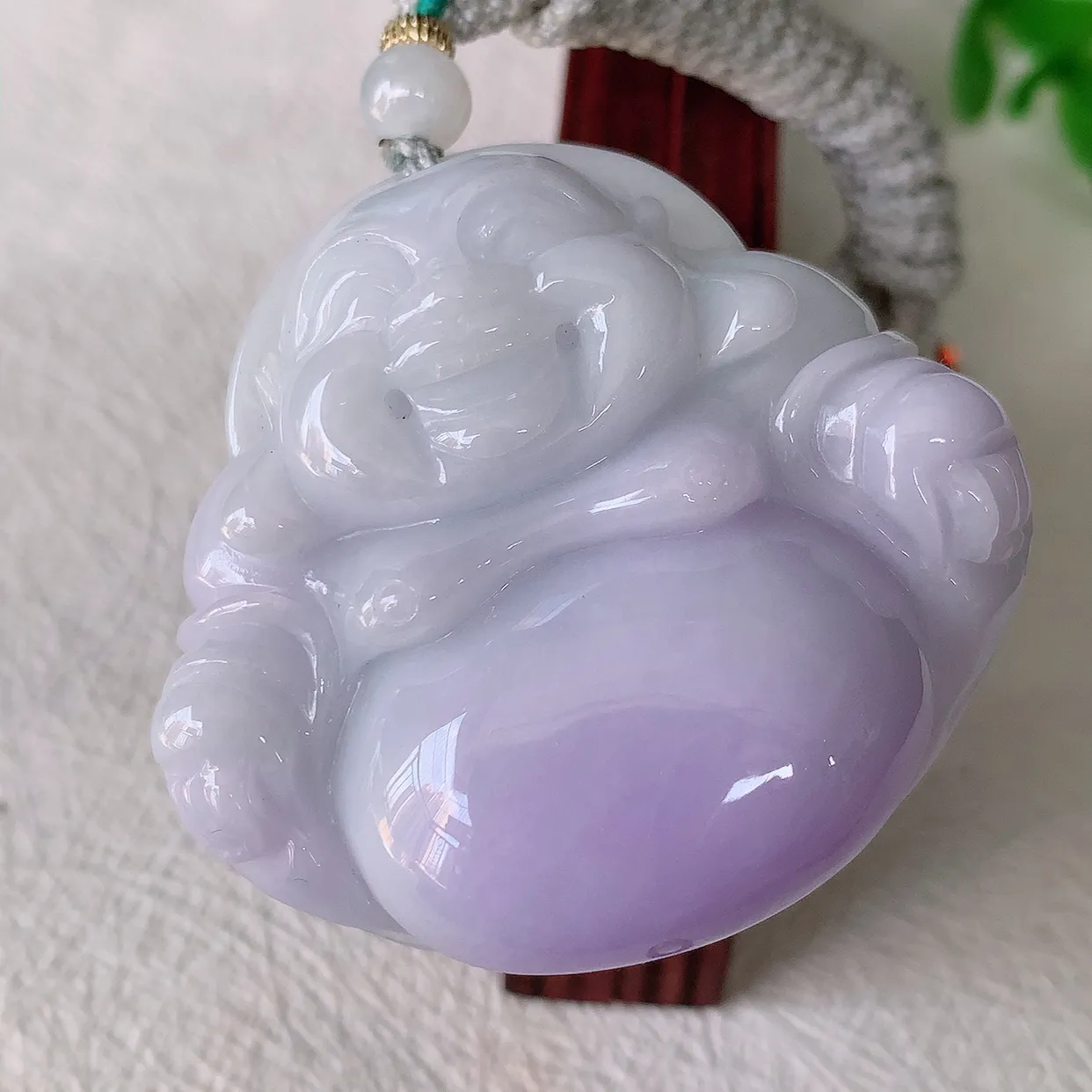 自然光实拍，大件厚装紫罗兰翡翠佛公吊坠，翡翠笑佛，饱满，开脸喜庆，配戴优雅迷人！#46.9