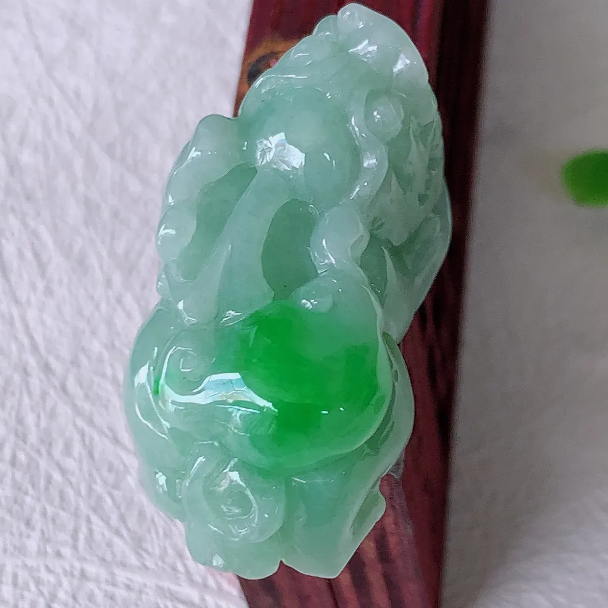 自然光实拍，冰润飘绿翡翠招财貔貅吊坠，民间有“一摸貔貅运程旺盛，再摸貔貅财运滚滚，三摸貔貅平步青云 ”的美好祝愿。#05.9