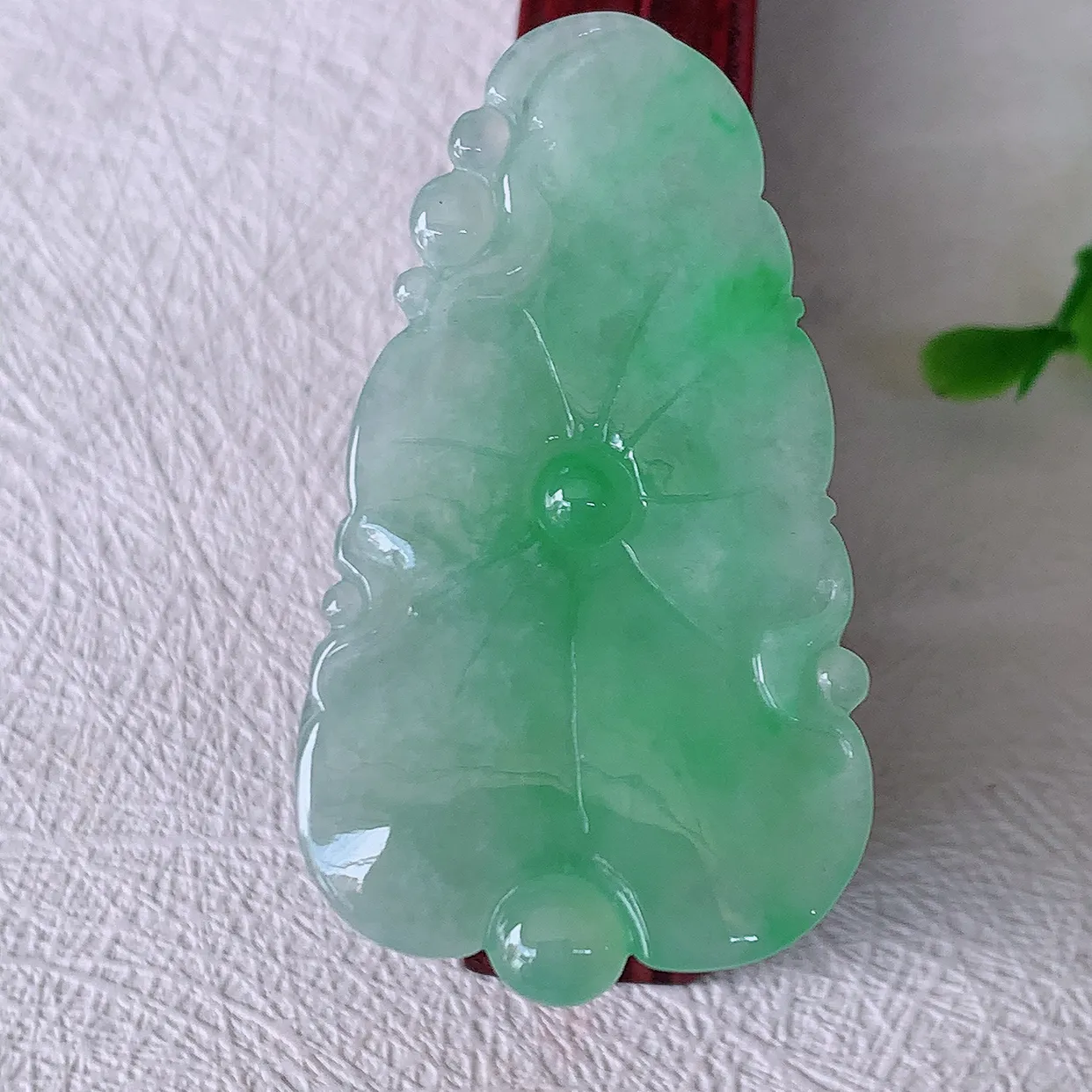 自然光实拍，冰润飘绿翡翠荷叶鱼、和和美美玉坠，财源广进，自然隐逸、荷本是素不着尘之物，有和美之寓意。#05.9