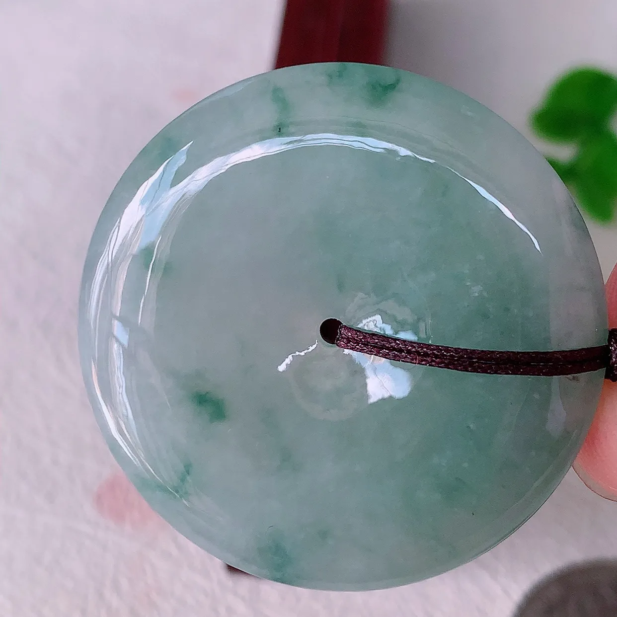 自然光实拍，冰飘花翡翠平安扣吊坠，冰透，灵动飘逸，寓意平平安安，平安扣佩戴端庄漂亮！#05.9