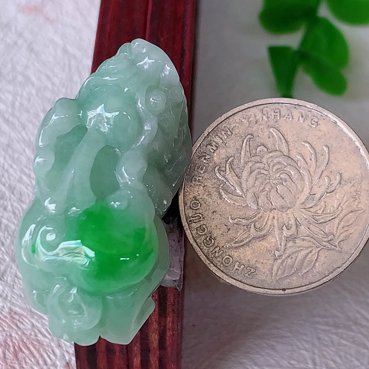 自然光实拍，冰润飘绿翡翠招财貔貅吊坠，民间有“一摸貔貅运程旺盛，再摸貔貅财运滚滚，三摸貔貅平步青云 ”的美好祝愿。#05.9