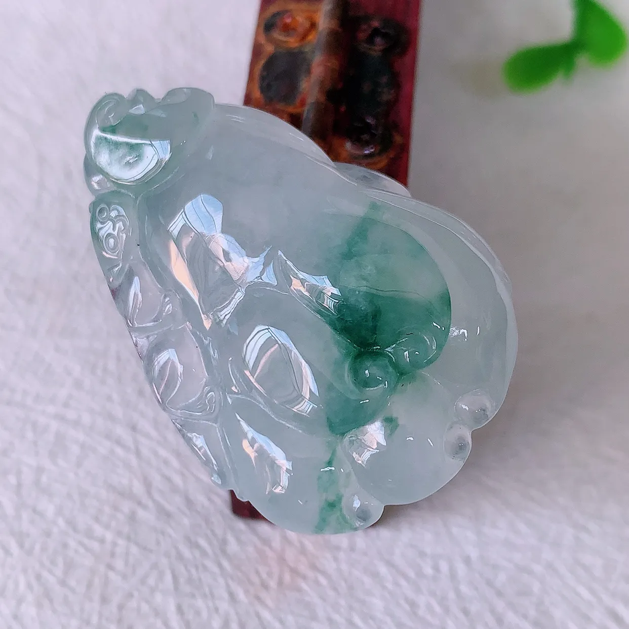 自然光实拍，冰种飘花翡翠佛手吊坠，种老水足，雕工精湛 ，寓意美好，佩戴时尚出众！#46.9