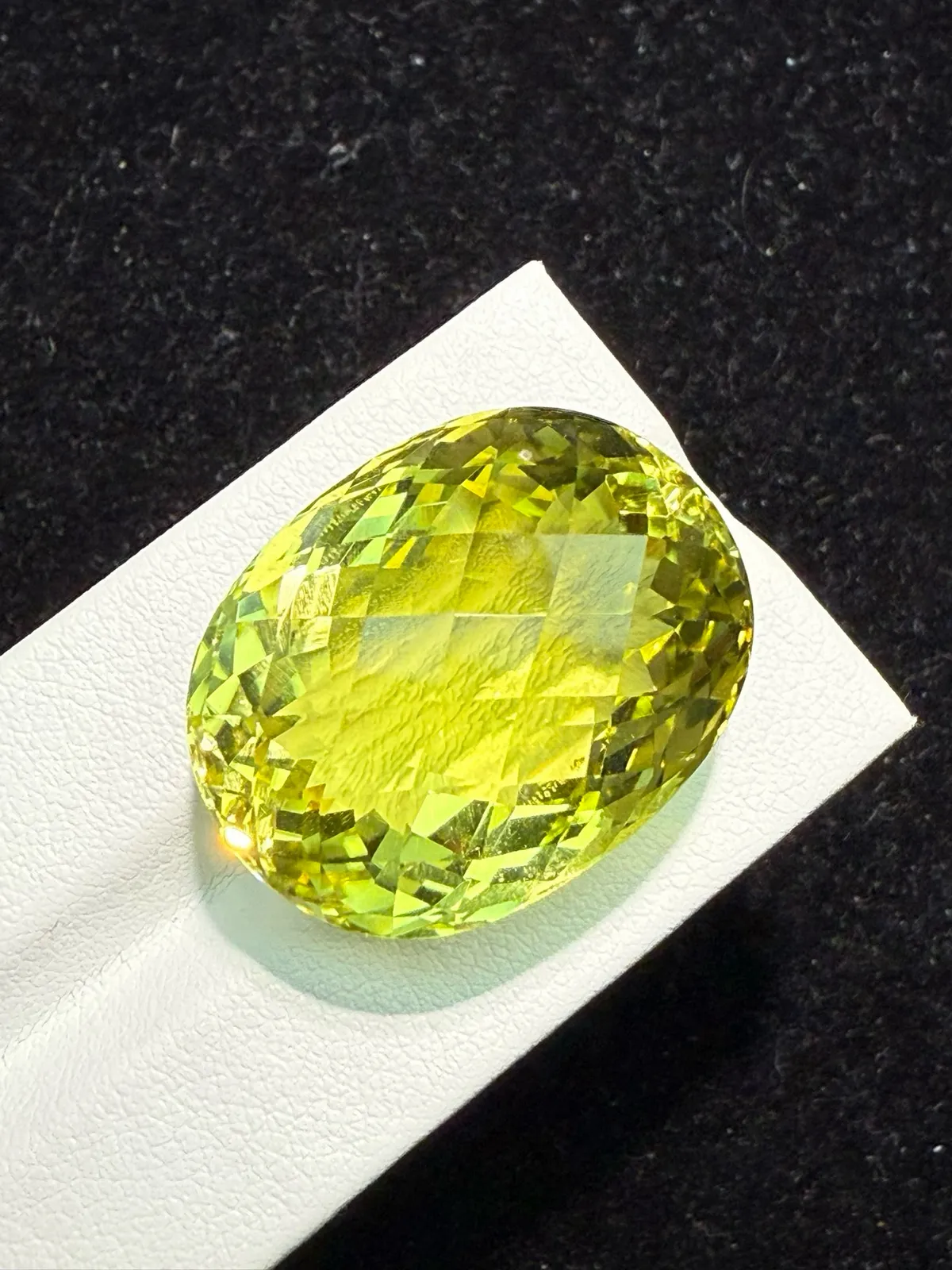 55.34ct天然黄水晶裸石，尺寸26.6*20.6*16.4mm，颜色美艳 ，晶体通透，火彩足