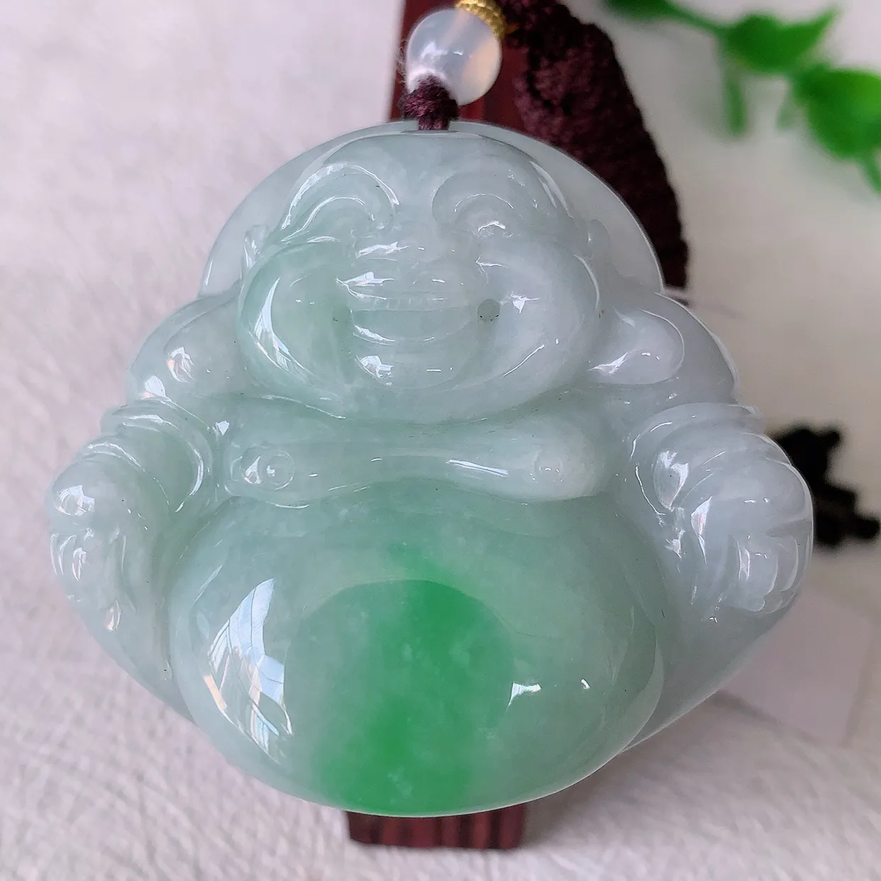自然光实拍，大件厚装飘绿佛公吊坠，翡翠笑佛，饱满，开脸喜庆，配戴优雅迷人！#46.9