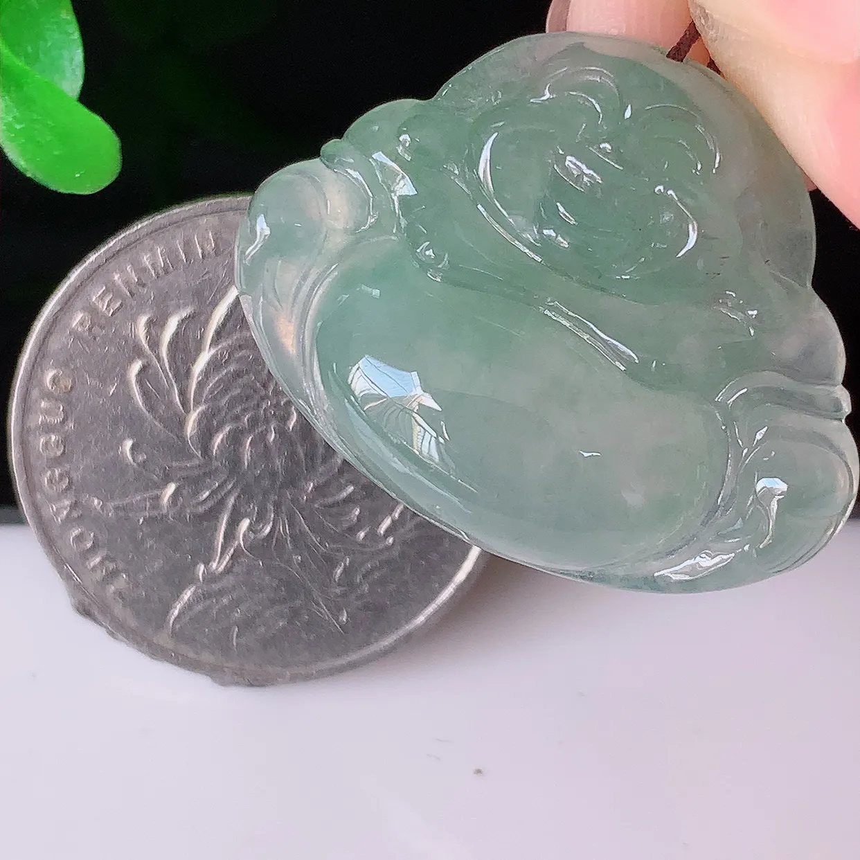 自然光实拍，冰种翡翠佛公，水灵起胶，翠色迷人，佛公在心中，一生平安，饱满圆润，开怀大笑佛公，配戴灵气十足！#46.9