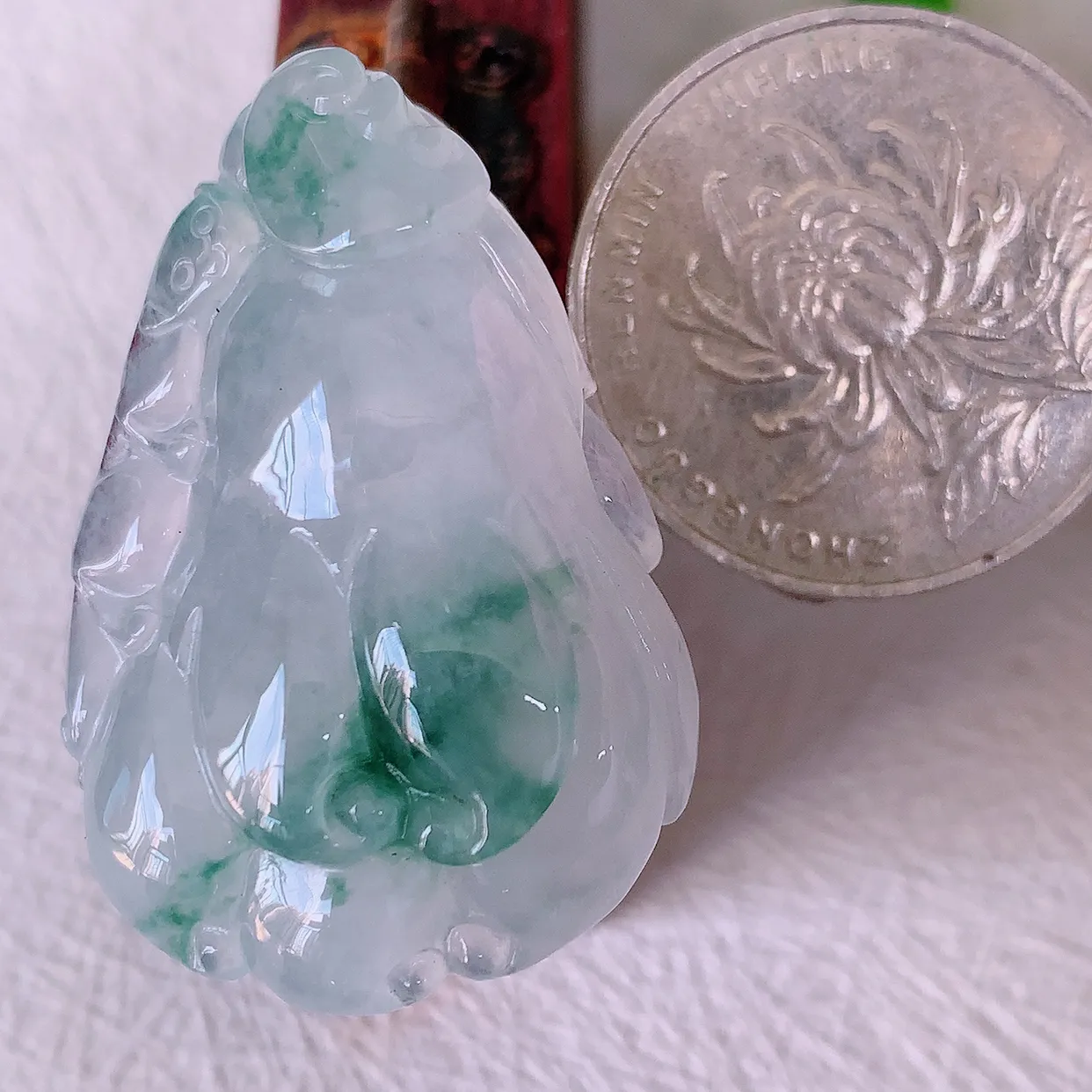 自然光实拍，冰种飘花翡翠佛手吊坠，种老水足，雕工精湛 ，寓意美好，佩戴时尚出众！#46.9
