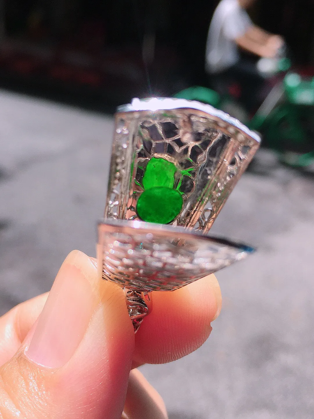 满绿无事牌吊坠，色泽均匀浓郁，玉质细腻，荧光感超
强，饱满圆润，尽显优雅气质，18k
金豪华镶嵌