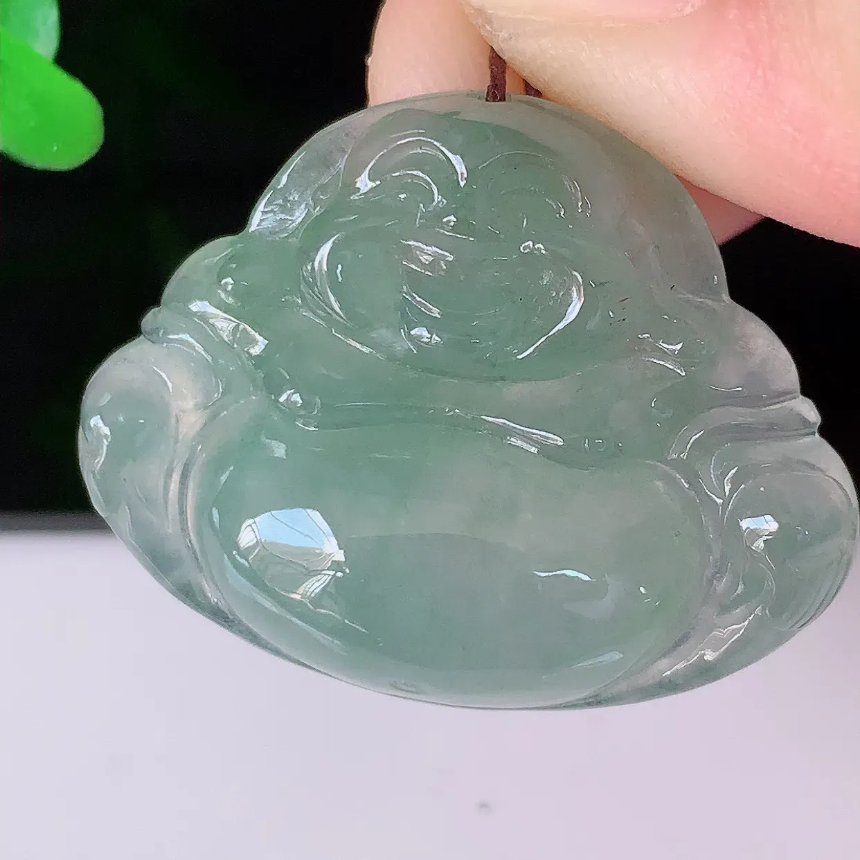 自然光实拍，冰种翡翠佛公，水灵起胶，翠色迷人，佛公在心中，一生平安，饱满圆润，开怀大笑佛公，配戴灵气十足！#46.9