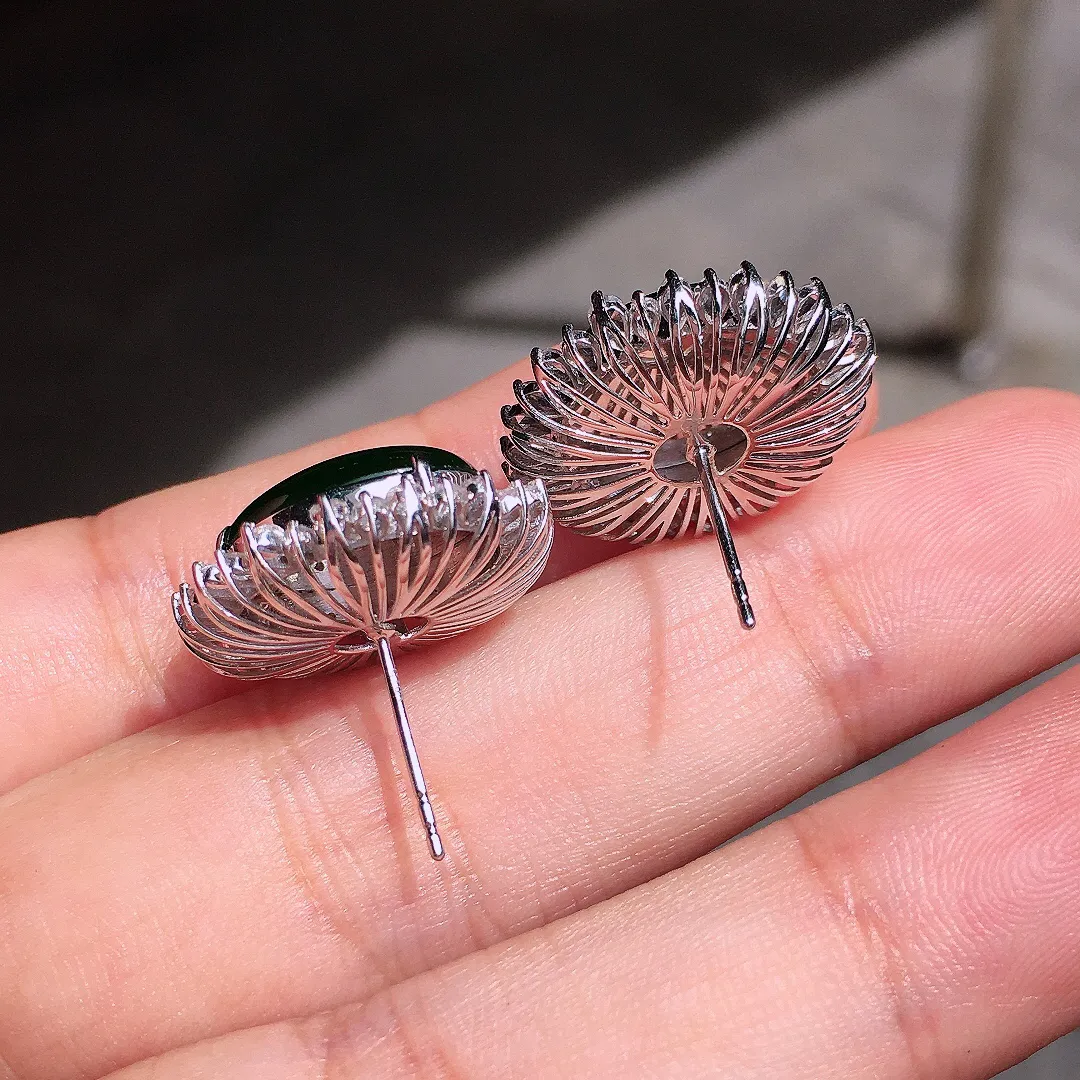 满绿蛋面耳钉，色泽均匀浓郁，玉质细腻，荧光感超
强，饱满圆润，尽显优雅气质，18k
金豪华镶嵌