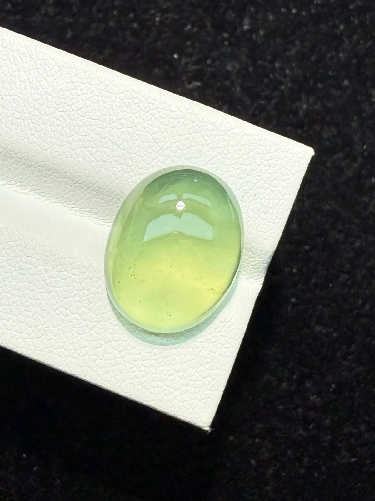 12.855ct天然葡萄石裸石，尺寸17.1*13.6*6.6 毫米，颜色美艳，微棉，冰透，起荧光
