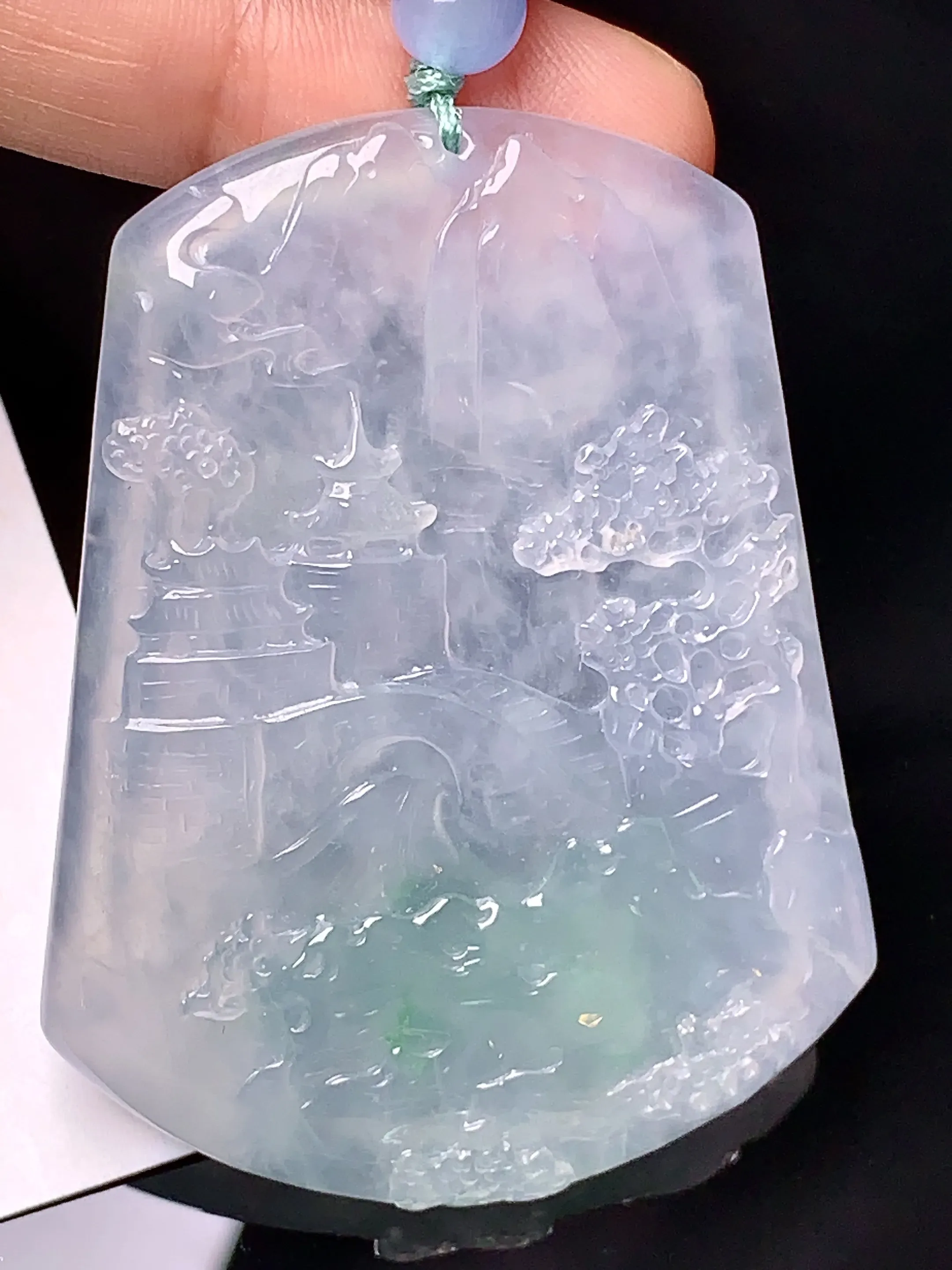 飘绿山水牌子吊坠 玉质细腻 色泽清新艳丽 整体尺寸52.5*40.5*5.6
