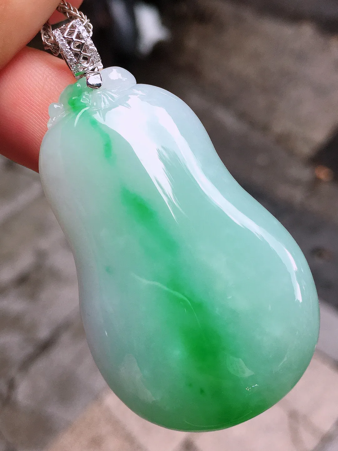 飘绿福瓜吊坠，色泽艳丽，玉质细腻，荧光感超
强，饱满圆润，尽显优雅气质，18k
金豪华镶嵌