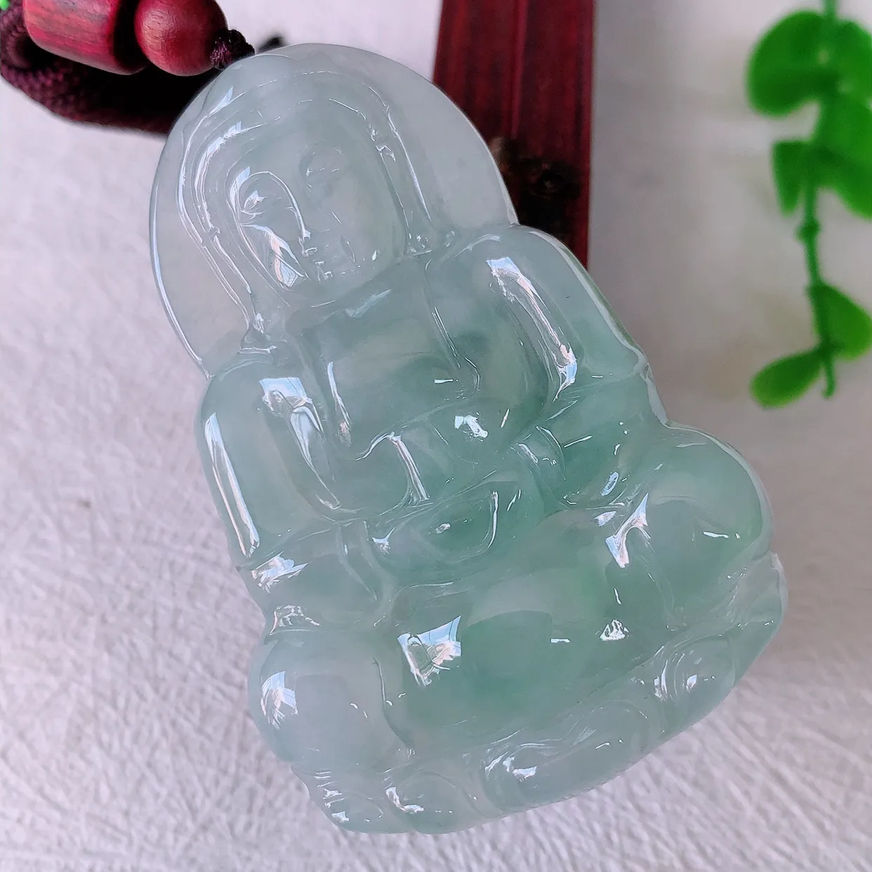 自然光实拍，冰种飘花观音吊坠，赐福翡翠观音，翠绿迷人，观音面相端庄，佩戴时尚出众！#46.9