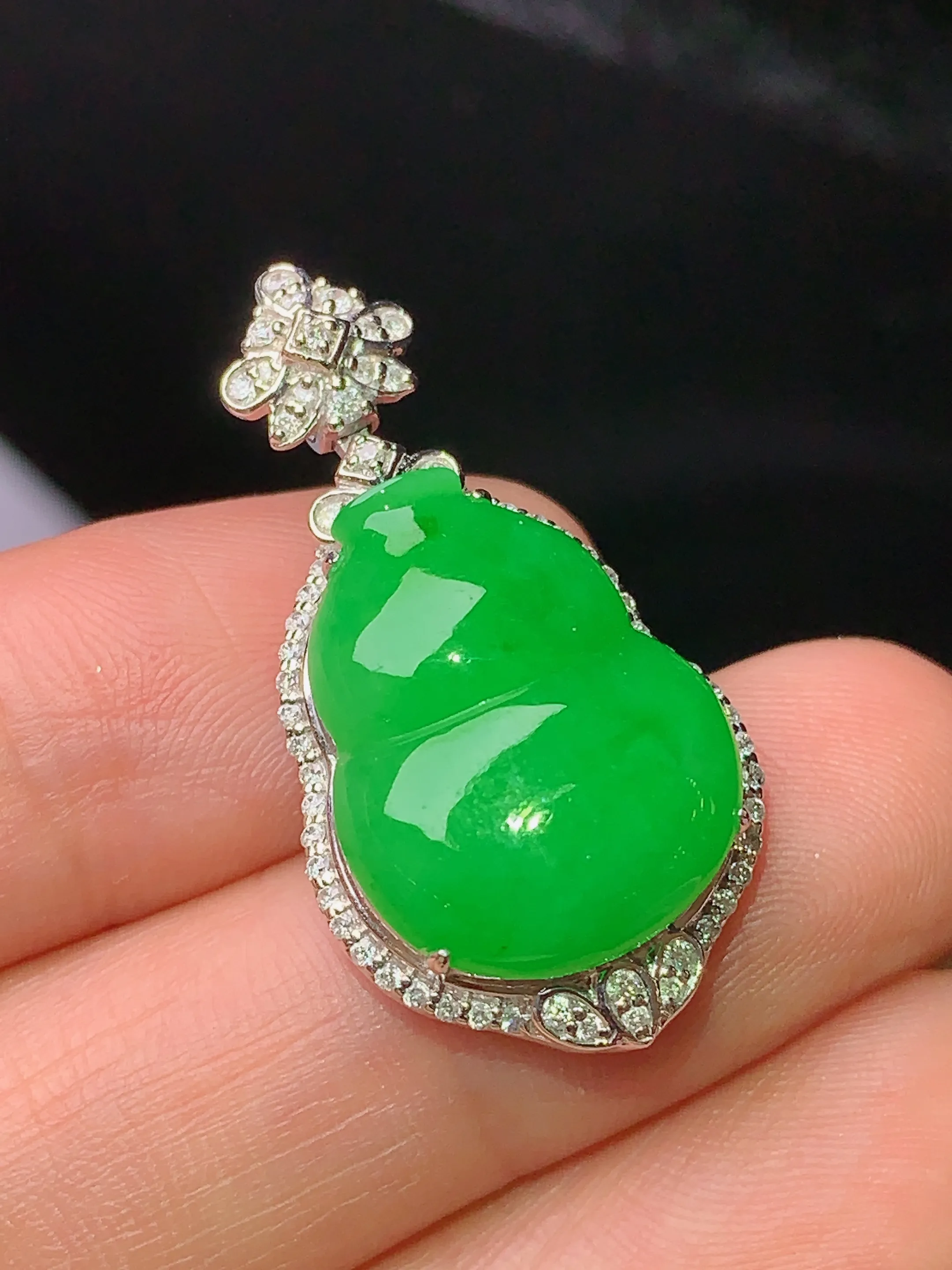 18k金钻镶嵌满绿葫芦吊坠 玉质细腻 色泽清新艳丽 整体尺寸31*16*9