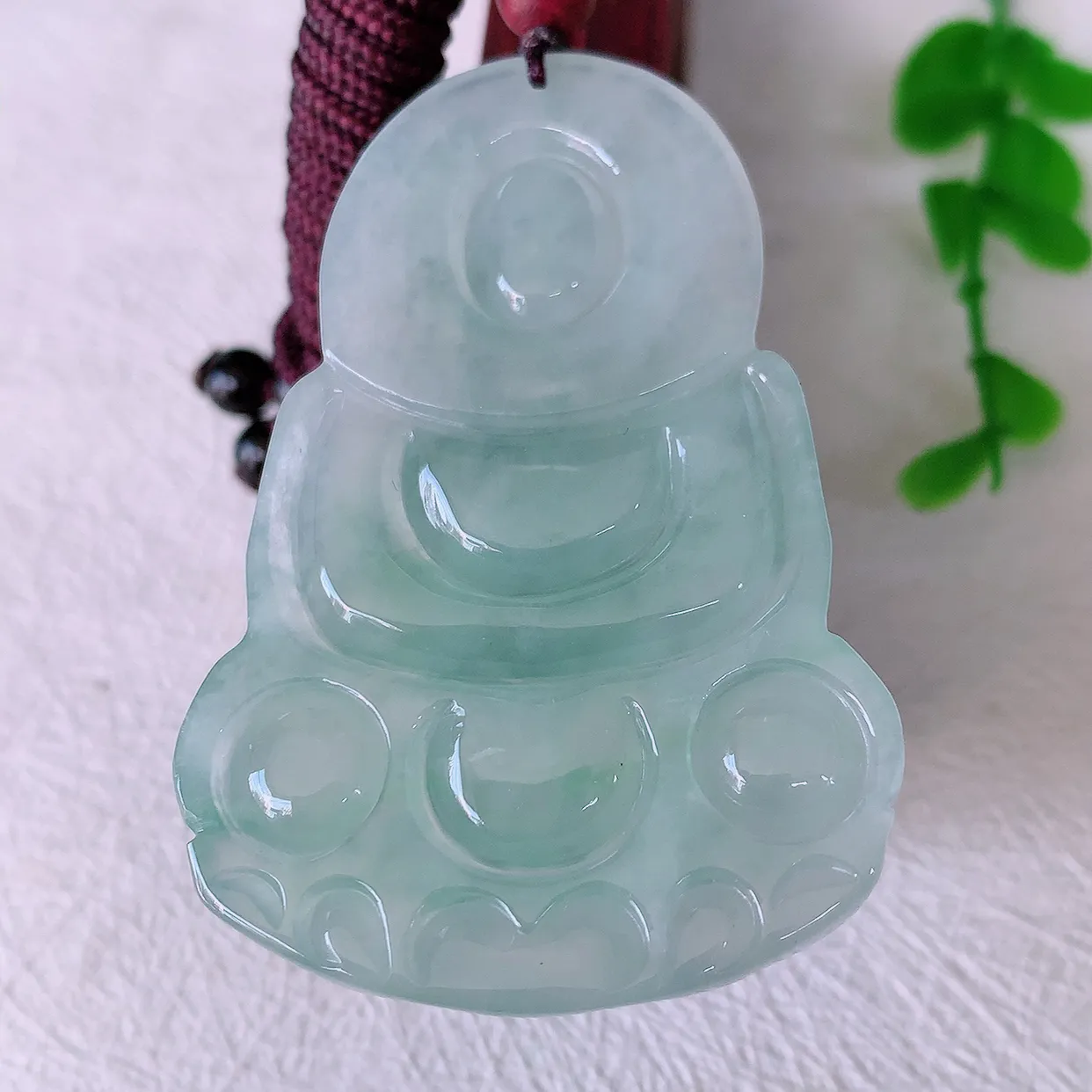 自然光实拍，冰种飘花观音吊坠，赐福翡翠观音，翠绿迷人，观音面相端庄，佩戴时尚出众！#46.9