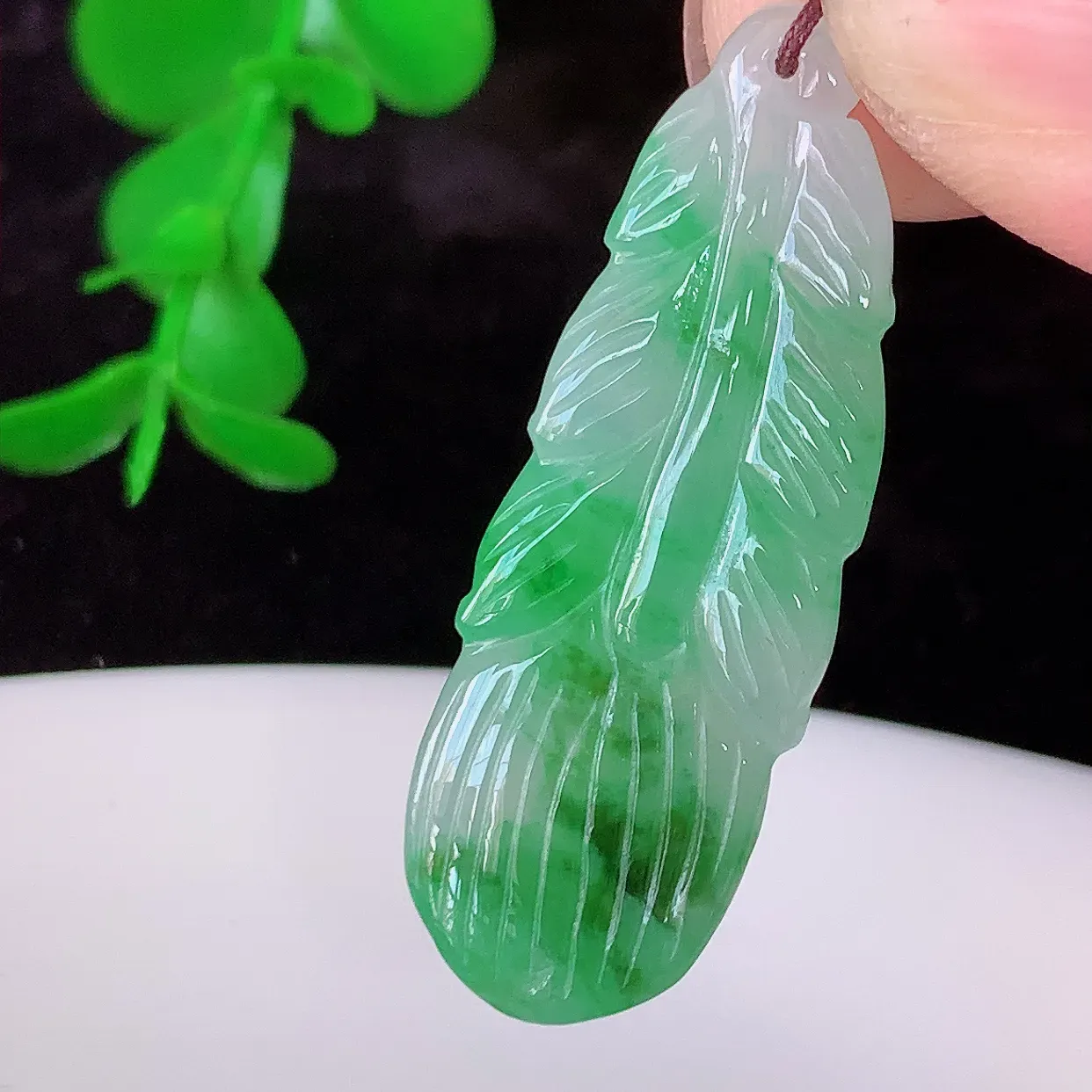 自然光实拍，冰胶飘绿翡翠栩栩生辉羽毛吊坠，翠色灵动，种老水足，寓意好，品相佳，佩戴佳品！#57.9