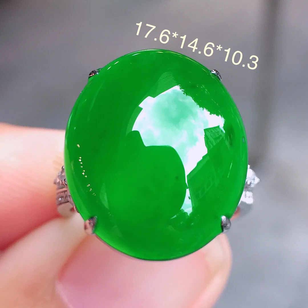 满绿蛋面戒指，色泽均匀浓郁，玉质细腻，荧光感超
强，饱满圆润，尽显优雅气质，18k
金豪华镶嵌