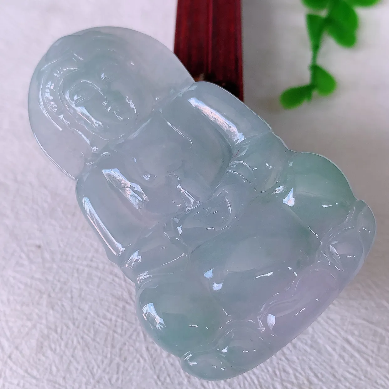 自然光实拍，大件冰飘花观音吊坠，赐福翡翠观音，翠绿迷人，观音面相端庄，佩戴时尚出众！#46.9
