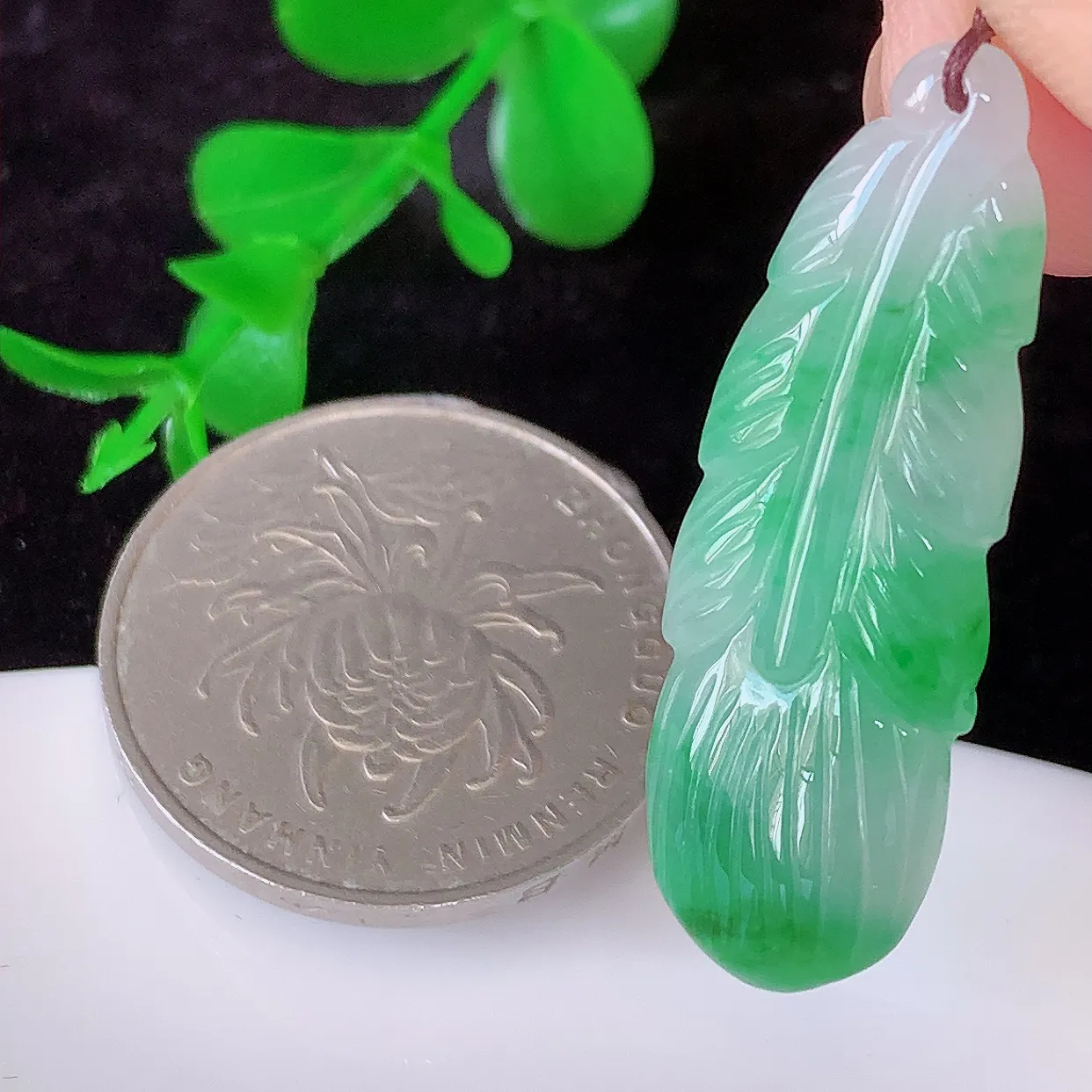 自然光实拍，冰胶飘绿翡翠栩栩生辉羽毛吊坠，翠色灵动，种老水足，寓意好，品相佳，佩戴佳品！#57.9