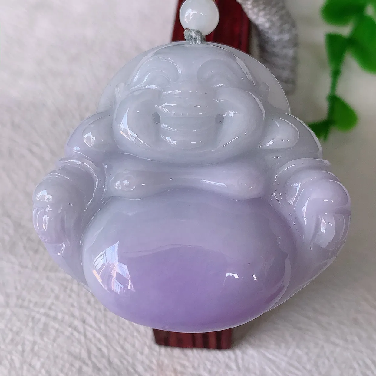 自然光实拍，大件厚装紫罗兰翡翠佛公吊坠，翡翠笑佛，饱满，开脸喜庆，配戴优雅迷人！#46.9