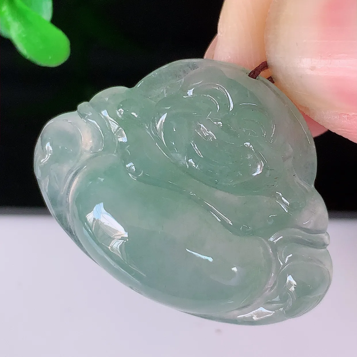 自然光实拍，冰种翡翠佛公，水灵起胶，翠色迷人，佛公在心中，一生平安，饱满圆润，开怀大笑佛公，配戴灵气