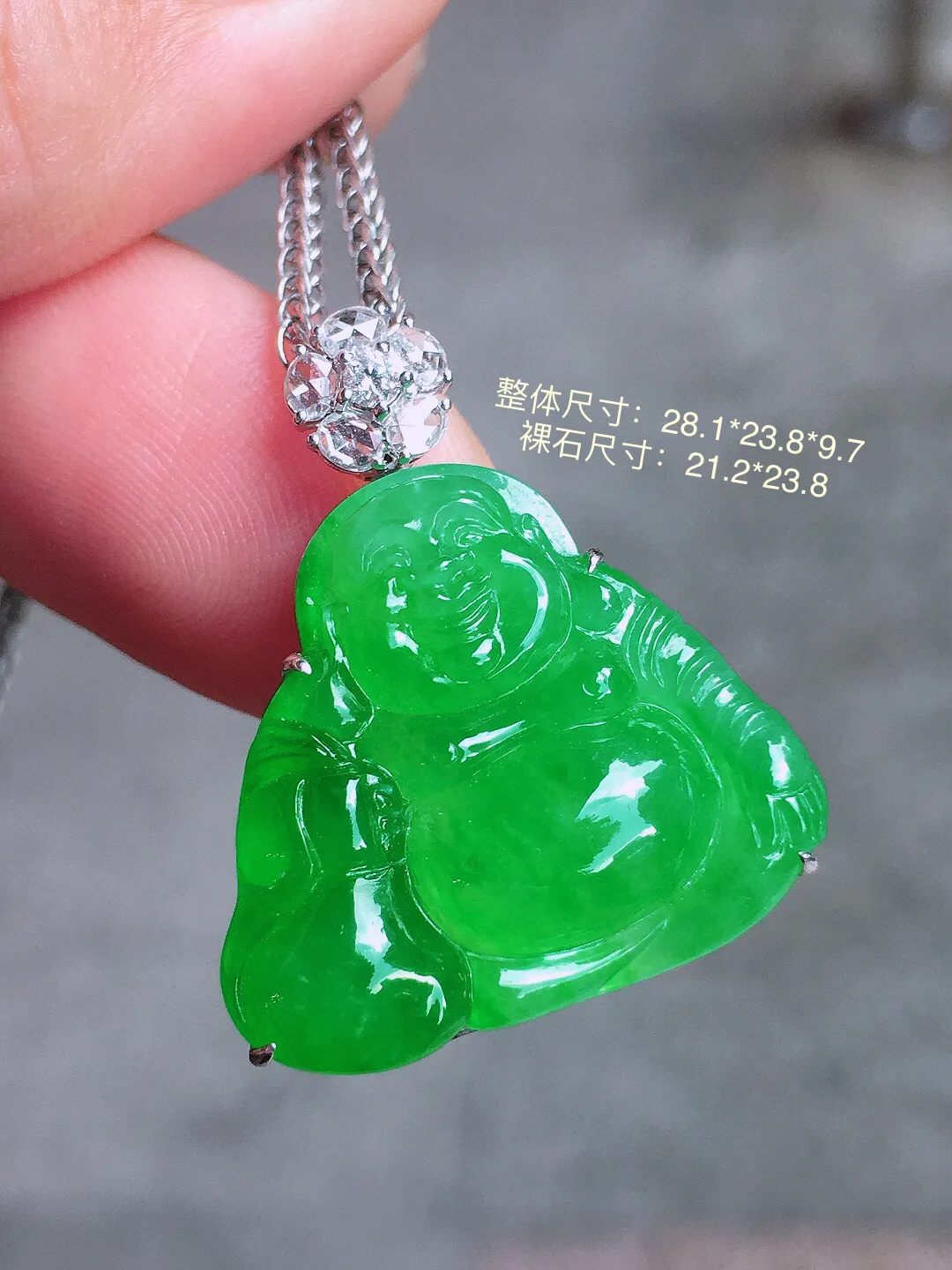 阳绿【钱袋佛】吊坠，色泽均匀艳丽，玉质细腻，荧光感超
强，饱满圆润，尽显优雅气质，18k
金豪华镶嵌