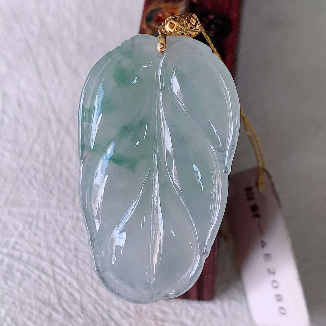 18K金镶嵌冰种飘花翡翠叶子吊坠 ，种水足，色泽清新，工艺精湛，叶子寓意美好；金枝玉叶，事业有成。#00.9