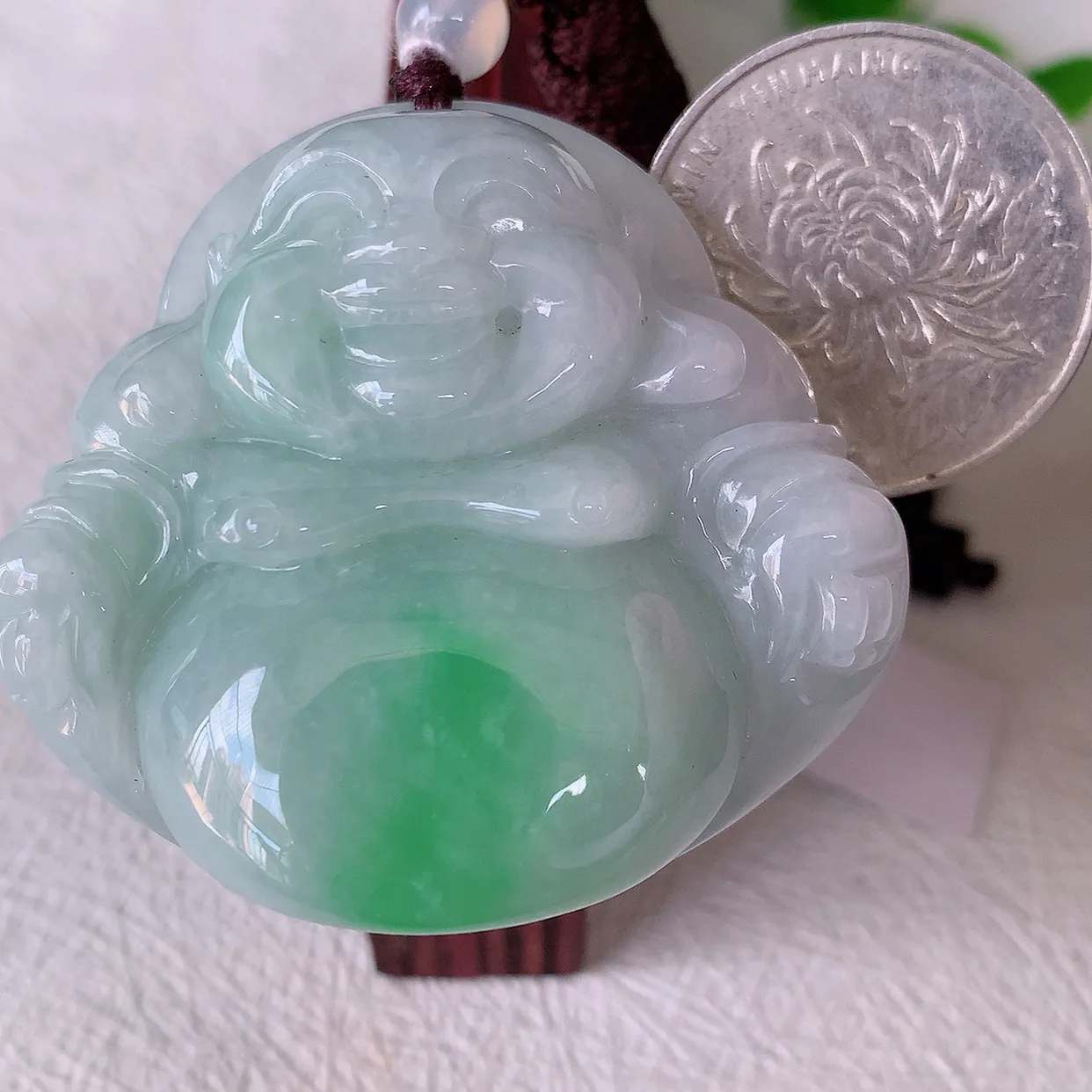 自然光实拍，大件厚装飘绿佛公吊坠，翡翠笑佛，饱满，开脸喜庆，配戴优雅迷人！#46.9