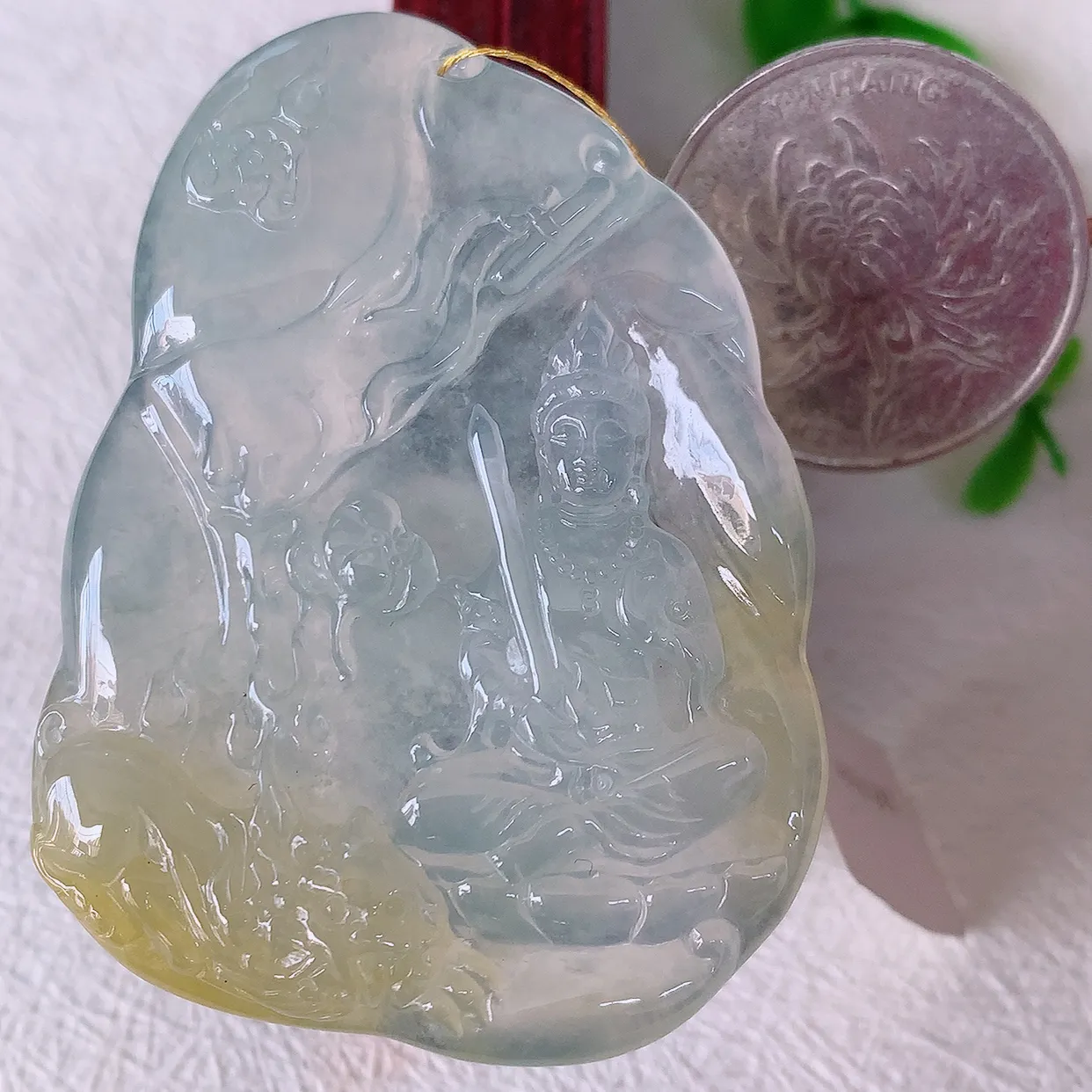 自然光实拍，冰种黄翡双彩翡翠普贤菩萨吊坠，赐福翡翠观音，种水上乘，晶莹剔透，起强玻璃光泽。翠绿迷人，观音面相端庄，佩戴时尚出众！#00.9