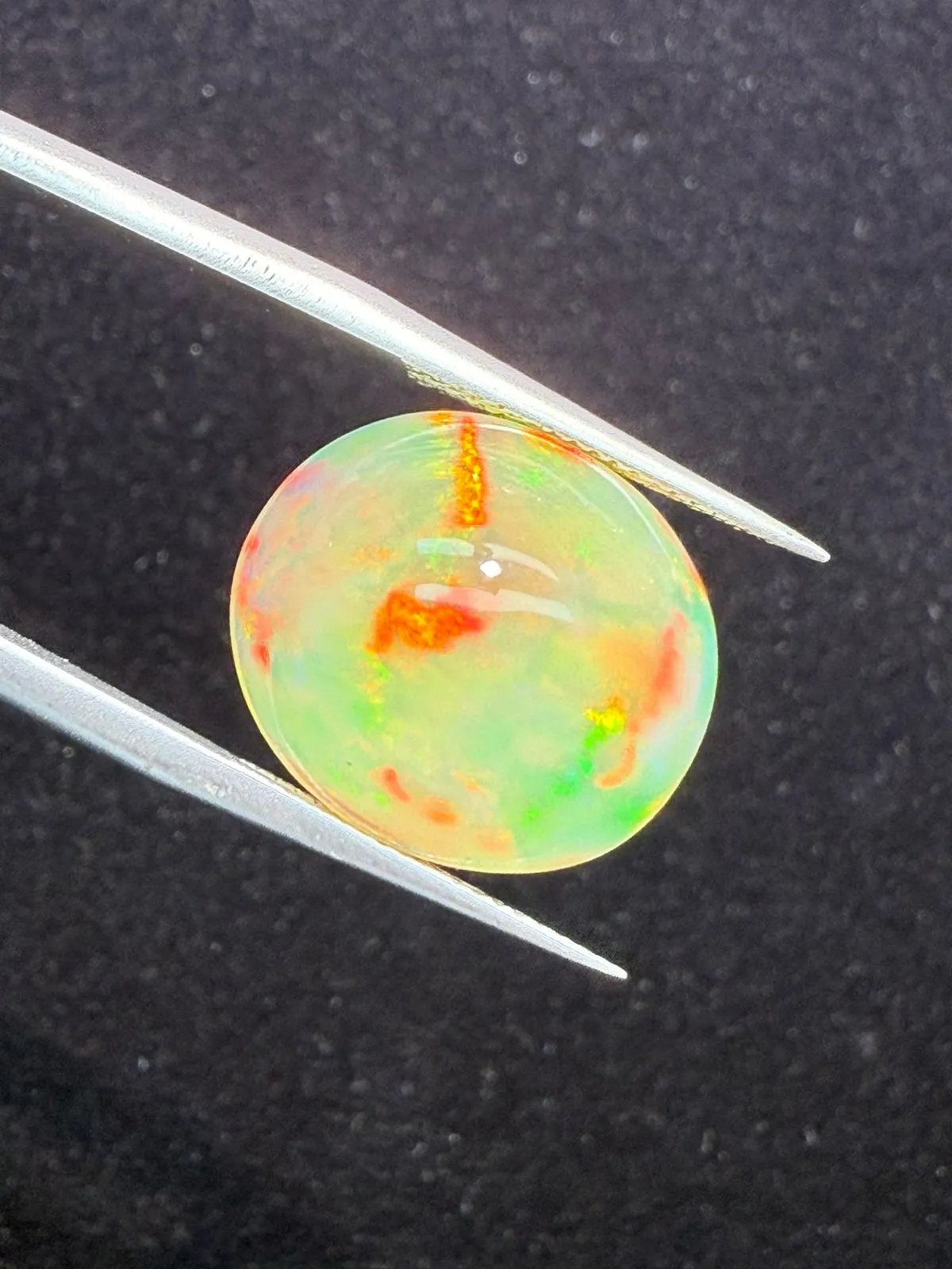 8.525ct天然彩欧泊裸石，尺寸15.7*13.9*8.2mm，颜色美艳，油画般色彩，火彩足。