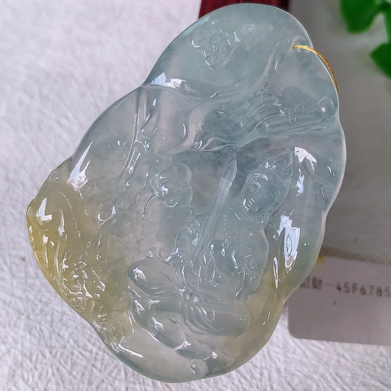 自然光实拍，冰种黄翡双彩翡翠普贤菩萨吊坠，赐福翡翠观音，种水上乘，晶莹剔透，起强玻璃光泽。翠绿迷人，观音面相端庄，佩戴时尚出众！#00.9