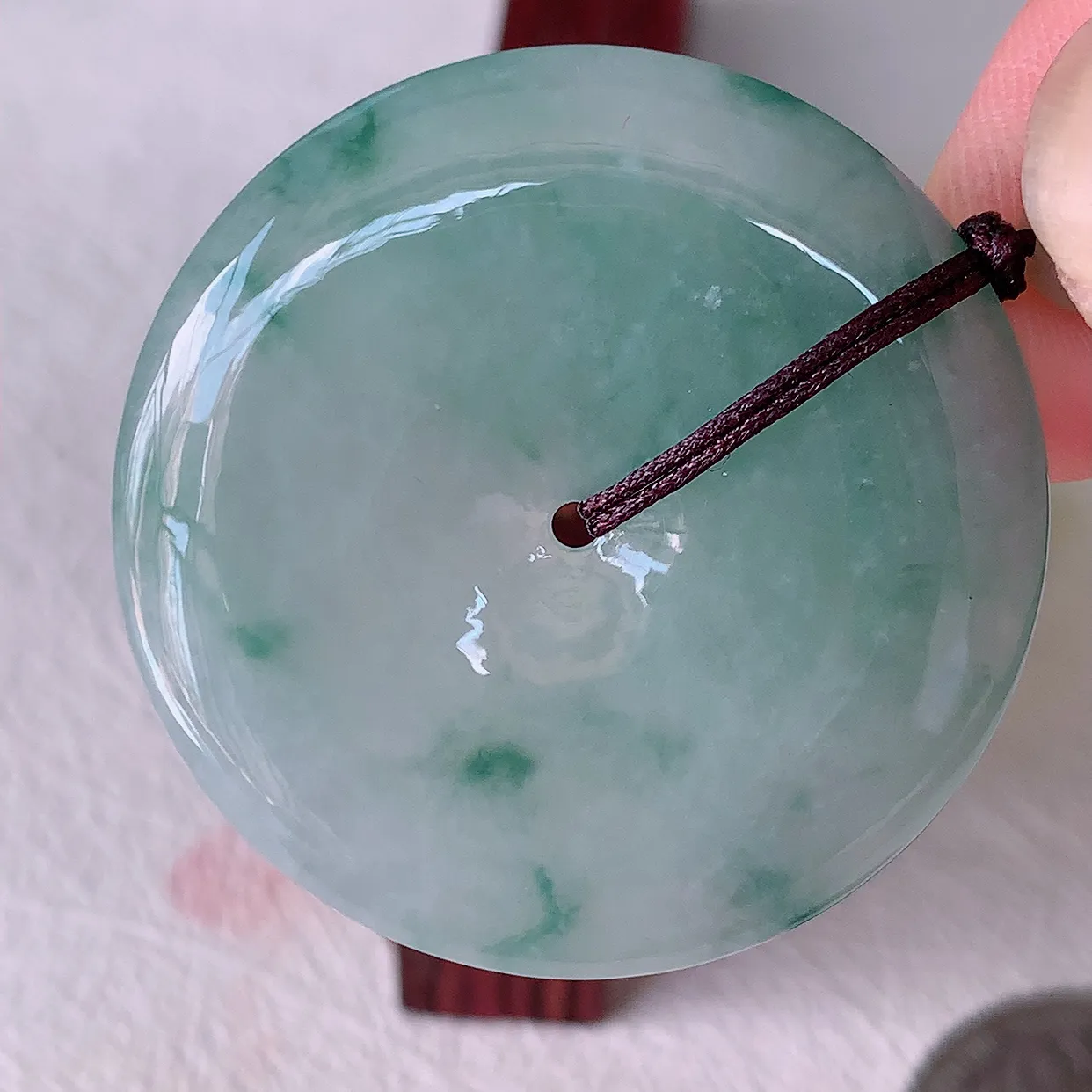 自然光实拍，冰飘花翡翠平安扣吊坠，冰透，灵动飘逸，寓意平平安安，平安扣佩戴端庄漂亮！#05.9