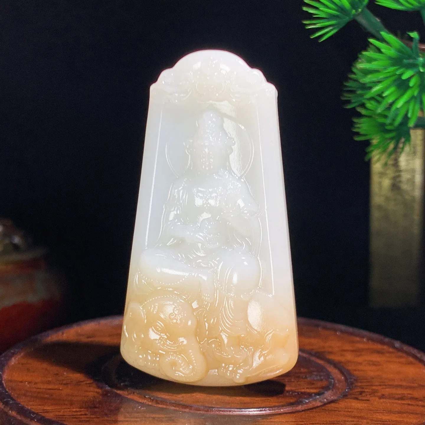 新疆且末糖普贤菩萨牌子挂件。尺寸60.7/32.5/12重41.3克 玉质细腻油润 底色纯净 脂粉好