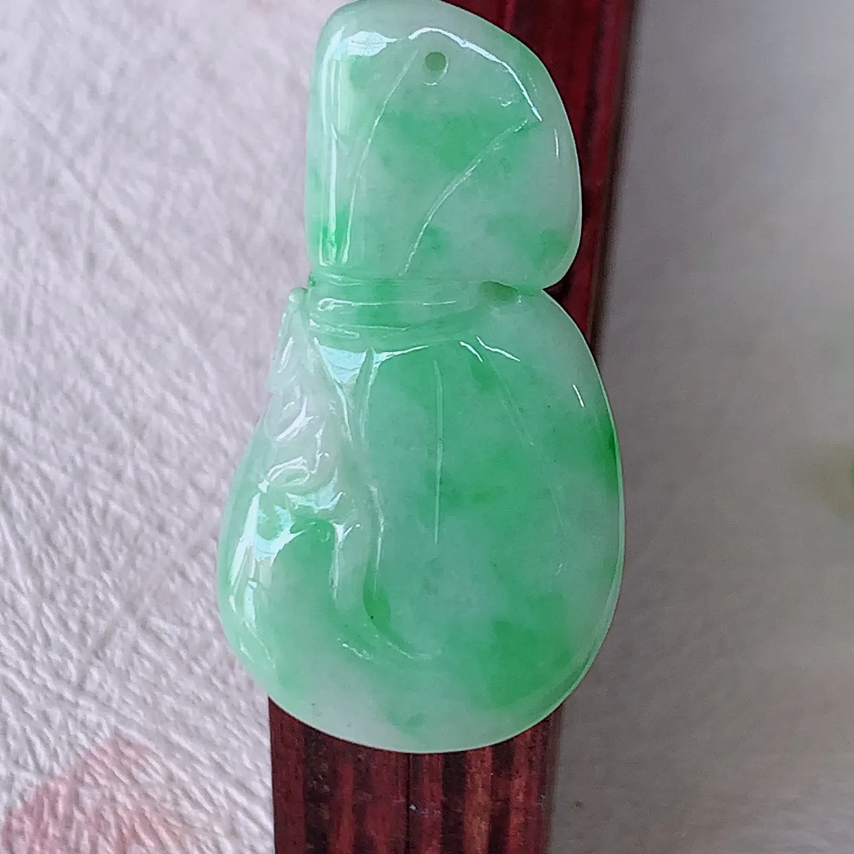 自然光实拍，冰润飘绿翡翠招财钱袋子吊坠，种老水足，雕工精湛 ，寓意美好，佩戴时尚出众！#05.9